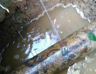 信阳市楼顶渗水维修公司分享下地暖漏水的原因及检测方法。